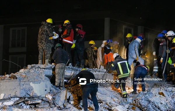 Gecə boyu Qaziantepdə davam edən xilasetmə işlərindən PhotoStock.az-ın FOTOREPORTAJI