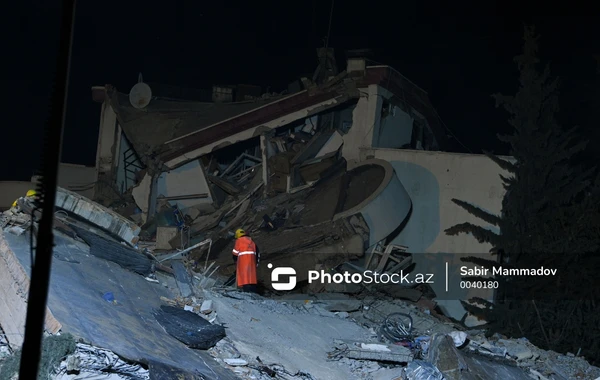 Gecə boyu Qaziantepdə davam edən xilasetmə işlərindən PhotoStock.az-ın FOTOREPORTAJI