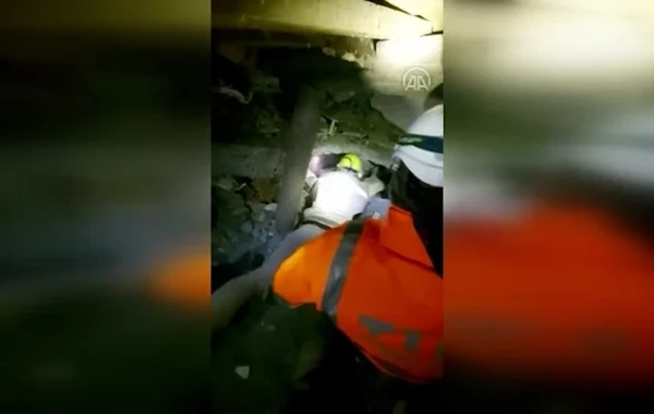 70 saat sonra dağıntılar altından xilas edilən 7 yaşlı uşaq saqqız istədi - VİDEO