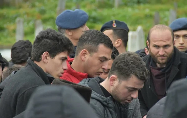 Zəlzələ dəhşəti - Ata 5 yaşlı və 6 aylıq övladlarını torpağa gömür - FOTO
