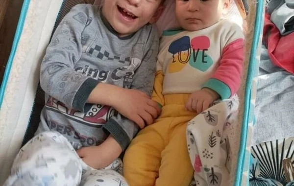 Zəlzələ dəhşəti - Ata 5 yaşlı və 6 aylıq övladlarını torpağa gömür - FOTO
