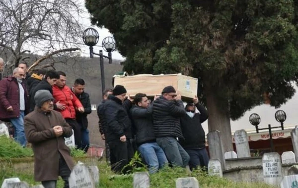 Zəlzələ dəhşəti - Ata 5 yaşlı və 6 aylıq övladlarını torpağa gömür - FOTO