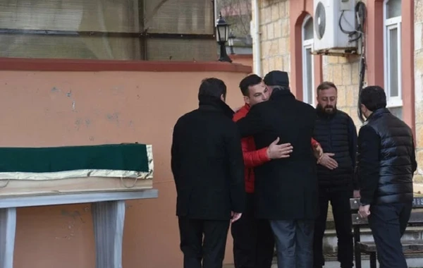 Zəlzələ dəhşəti - Ata 5 yaşlı və 6 aylıq övladlarını torpağa gömür - FOTO