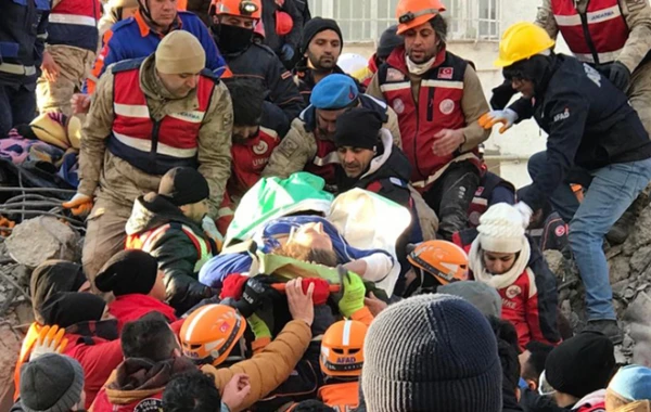 101 saat sonra dağıntılar altından xilas oldular - FOTO/VİDEO