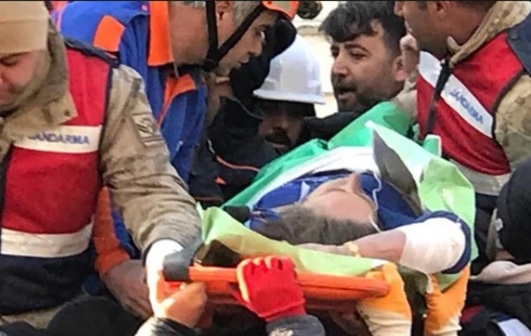 101 saat sonra dağıntılar altından xilas oldular - FOTO/VİDEO