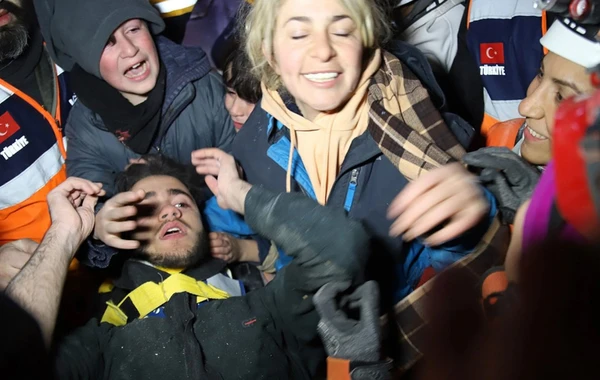 101 saat sonra dağıntılar altından xilas oldular - FOTO/VİDEO