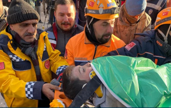 101 saat sonra dağıntılar altından xilas oldular - FOTO/VİDEO