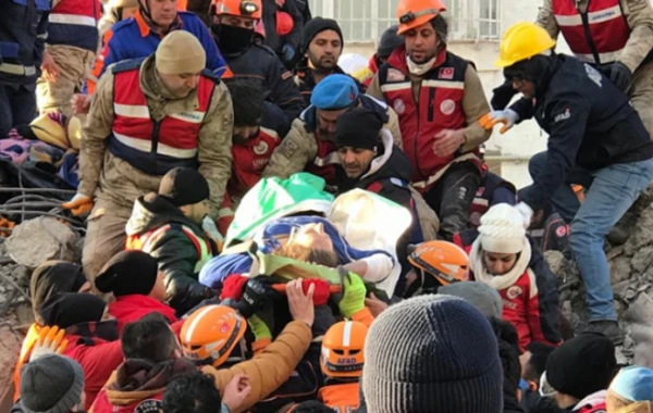 101 saat sonra dağıntılar altından xilas oldular - FOTO/VİDEO