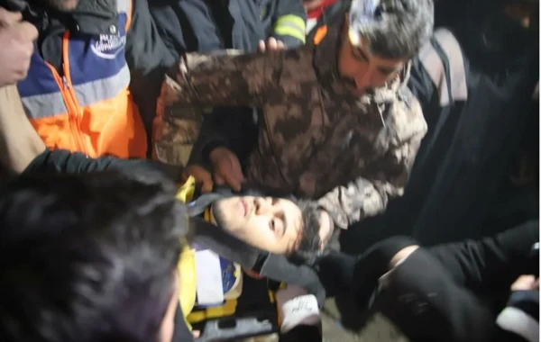 Zəlzələnin 5-ci günündə dağıntılar altından çıxarılan Adnan belə həyatda qalıb - FOTO/VİDEO