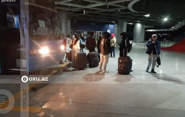 Türkiyədən təxliyə edilən Azərbaycan vətəndaşlarının daha bir qrupu Bakıya çatıb - FOTO