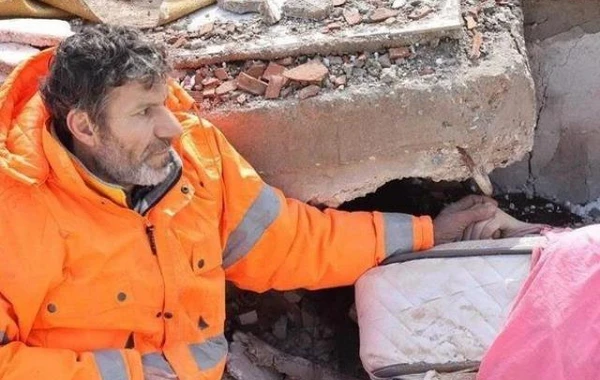 Dağıntılar altındakı qızının əlini buraxmayan ata DANIŞDI: "Əllərimlə dağıntıları qazmağa çalışdım" - FOTO/VİDEO