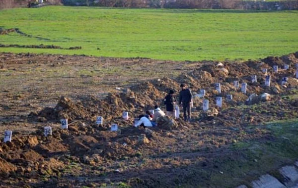 Sözün bitdiyi yer - Zəlzələ qurbanları dəfn edilir - FOTO
