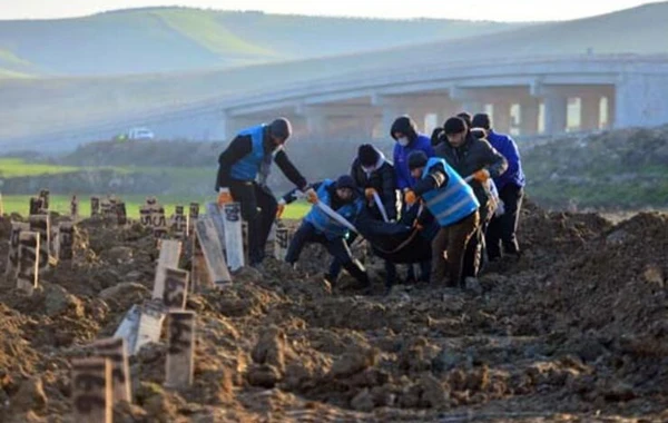 Sözün bitdiyi yer - Zəlzələ qurbanları dəfn edilir - FOTO