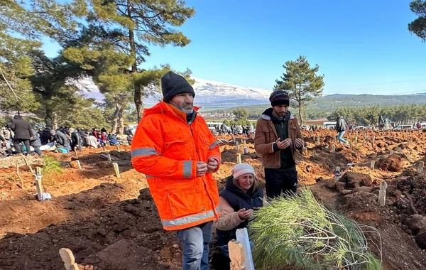 Dağıntılar altındakı qızının əlini buraxmayan ata DANIŞDI: "Əllərimlə dağıntıları qazmağa çalışdım" - FOTO/VİDEO