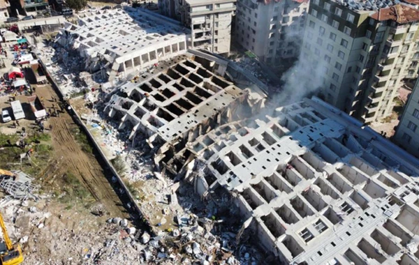 Zəlzələdə uçan "Cənnətdə bir ev" binasını tikən şirkət rəhbərləri qaçarkən aeroportda tutuldular - FOTO