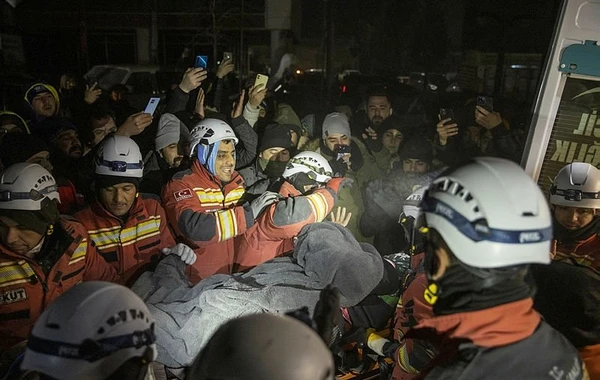 122 saat sonra dağıntılar altından 70 yaşlı qadın xilas edildi - FOTO