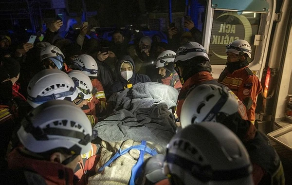 122 saat sonra dağıntılar altından 70 yaşlı qadın xilas edildi - FOTO