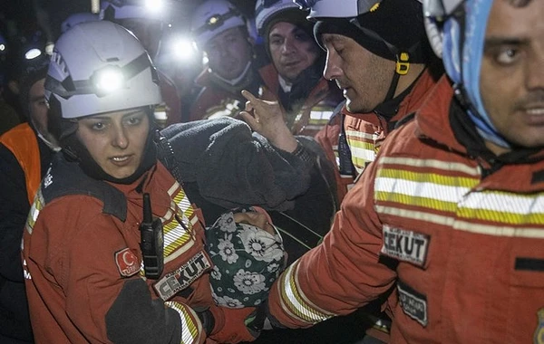 122 saat sonra dağıntılar altından 70 yaşlı qadın xilas edildi - FOTO