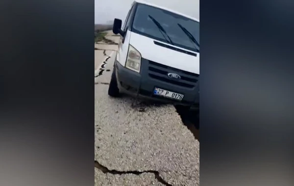 Zəlzələdən sonra magistral yol ikiyə ayrıldı - Hərəkətdə olan maşınlar… - FOTO/VİDEO
