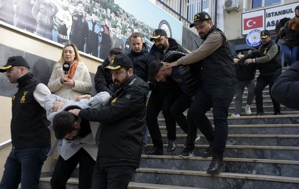 İstanbulda zəlzələ qurbanını aldadan 6 nəfər tutulub - FOTO