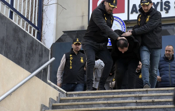 İstanbulda zəlzələ qurbanını aldadan 6 nəfər tutulub - FOTO