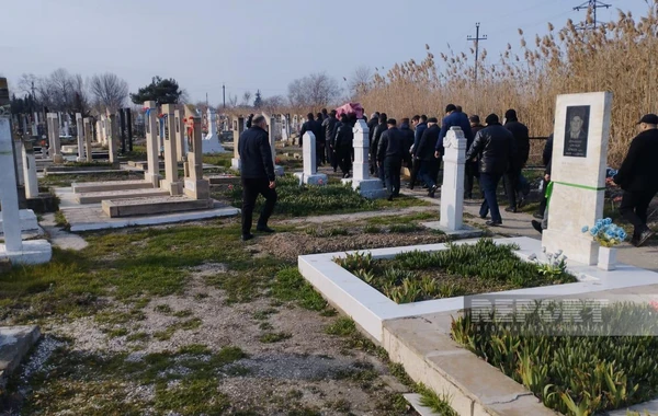 Türkiyədə zəlzələdə həlak olan azərbaycanlı iş adamı Salyanda dəfn olunub - FOTO - YENİLƏNİB