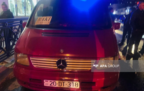 Bakıda yanan mikroavtobusu söndürmək istəyən sürücü ölüb - FOTO