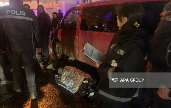 Bakıda yanan mikroavtobusu söndürmək istəyən sürücü ölüb - FOTO