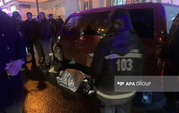 Bakıda yanan mikroavtobusu söndürmək istəyən sürücü ölüb - FOTO
