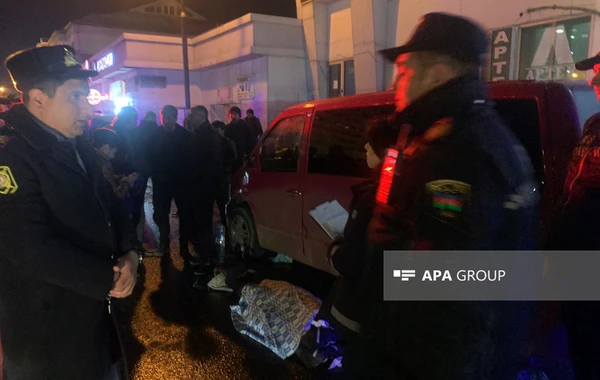 Bakıda yanan mikroavtobusu söndürmək istəyən sürücü ölüb - FOTO