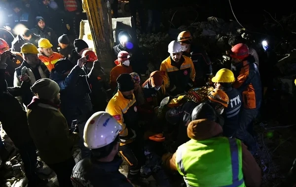 40 yaşlı qadın 170 saat sonra dağıntılar altından sağ çıxarıldı - FOTO/VİDEO