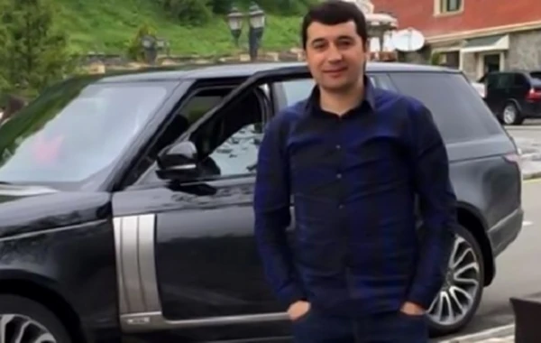 “Qurtuluş 93”ün sahibinin 4 nəfəri öldürən kürəkəninin məhkəməsi başladı