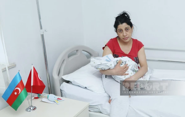 Dördgünlük körpəsi ilə zəlzələ bölgəsindən gələn qadın: "Güclə canımızı qurtardıq" - FOTO
