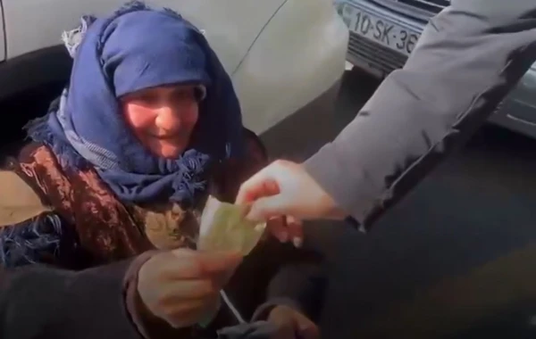 Azərbaycanda dilənçi qadın bu qədər pulunu Türkiyəyə yardım üçün göndərdi - VİDEO