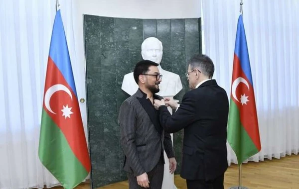 Mədət Quliyev Faiq Ağayevi təltif etdi - FOTO