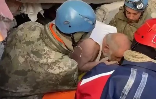 Dağıntılar altından ağzında siqaretlə çıxan adam: "Yanımda ancaq tütün və 1,5 litr su var idi" - FOTO/VİDEO
