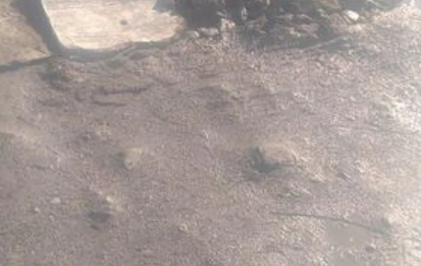 Dünyada bir ilk: Bakıda dağılmış yolu xalı ilə “yamadılar” - FOTO