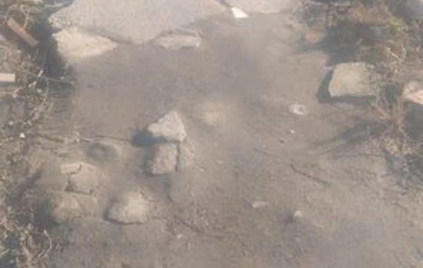 Dünyada bir ilk: Bakıda dağılmış yolu xalı ilə “yamadılar” - FOTO
