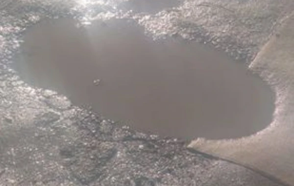 Dünyada bir ilk: Bakıda dağılmış yolu xalı ilə “yamadılar” - FOTO