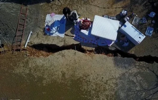 Zəlzələdən 10 gün sonra ortaya çıxdı: Kənd ortadan bölündü - FOTO/VİDEO