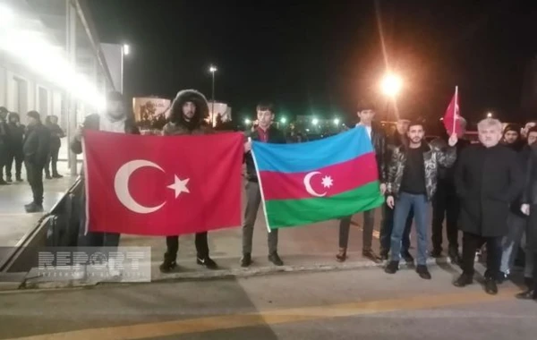 Türkiyədə zəlzələdə həlak olan azərbaycanlı tələbələrin cənazələri Bakıya gətirilib - FOTO/VİDEO