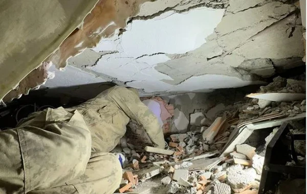 Dağıntılar altında qalan 13 yaşlı qız: “Çıxmağıma mane olursa, ayağımı kəsin!” - FOTO