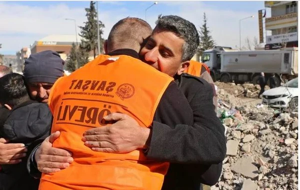 Dağıntılar altında qalan 13 yaşlı qız: “Çıxmağıma mane olursa, ayağımı kəsin!” - FOTO