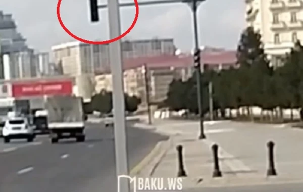 Bakının mərkəzi yolunda işıqfor işləmir - Piyadalar yolu qaçaraq keçirlər - VİDEO