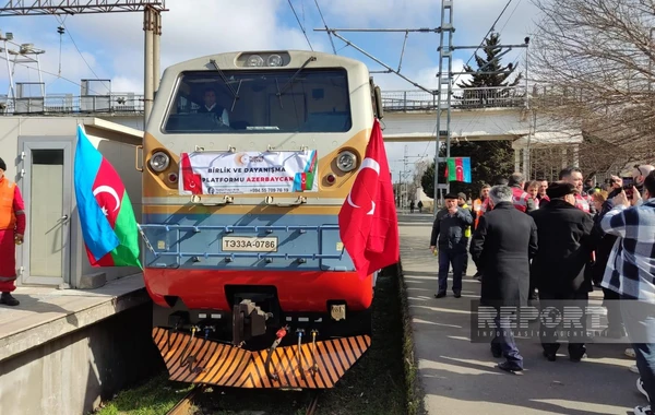 Азербайджан по железной дороге направил гумпомощь в Турцию - ФОТО