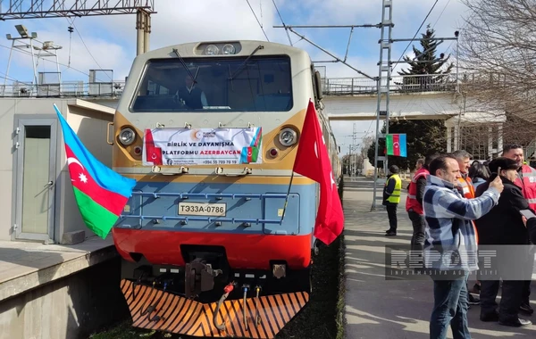 Азербайджан по железной дороге направил гумпомощь в Турцию - ФОТО