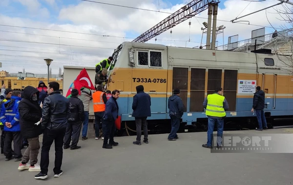 Азербайджан по железной дороге направил гумпомощь в Турцию - ФОТО
