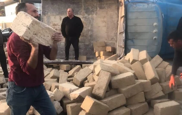 "Nargilə"də qəza: Yüklə dolu maşın aşdı - FOTO/VİDEO