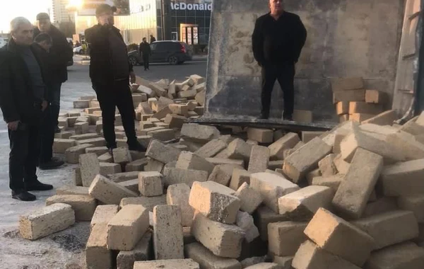 "Nargilə"də qəza: Yüklə dolu maşın aşdı - FOTO/VİDEO