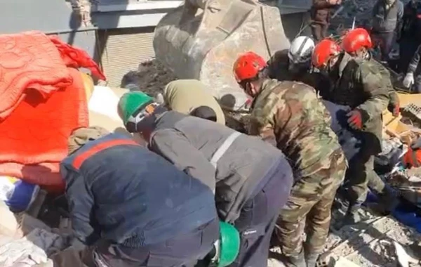 Спасатели МЧС Азербайджана продолжают поисково-спасательные операции в двух провинциях Турции - ВИДЕО